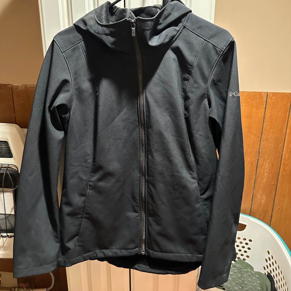 Women’s Columbia full zip soft shell jacket with hood